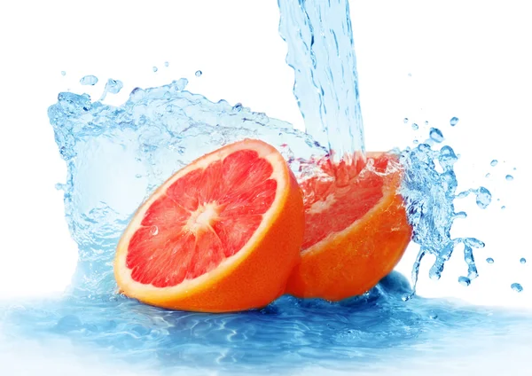 Grapefruit in einem Wasserstrahl — Stockfoto