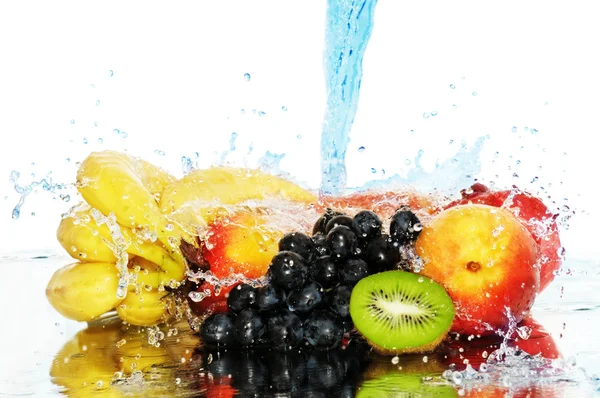 Puur fruit in een spray van water — Stockfoto