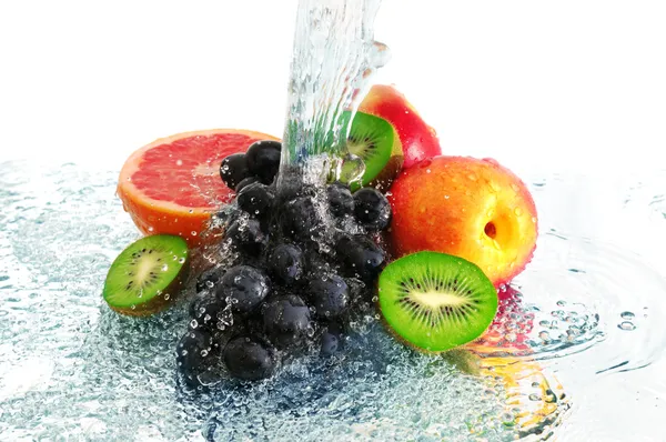 Fruta em um spray de água — Fotografia de Stock