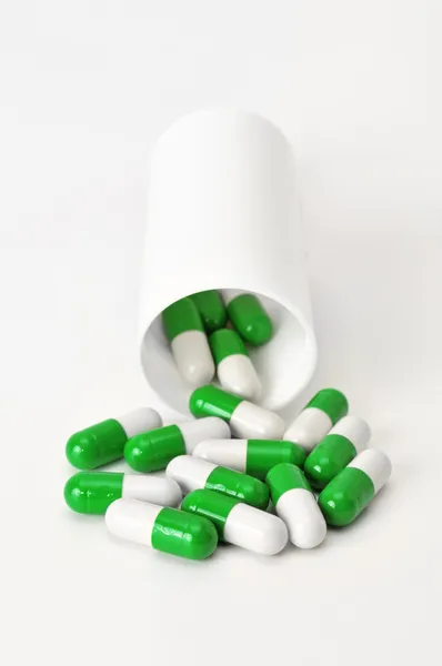Pillen op een witte achtergrond — Stockfoto