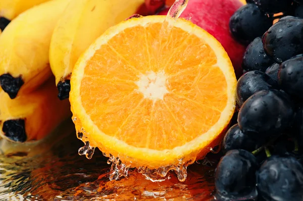 Fruta pura en un spray de agua — Foto de Stock