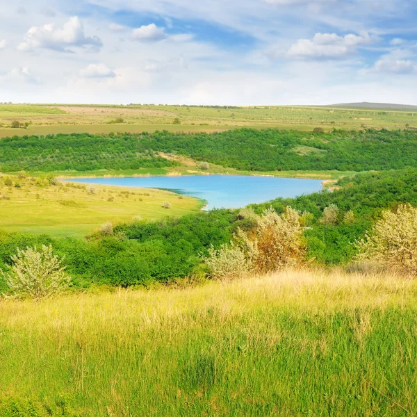 Small lake and scenic hills — Stock Photo, Image