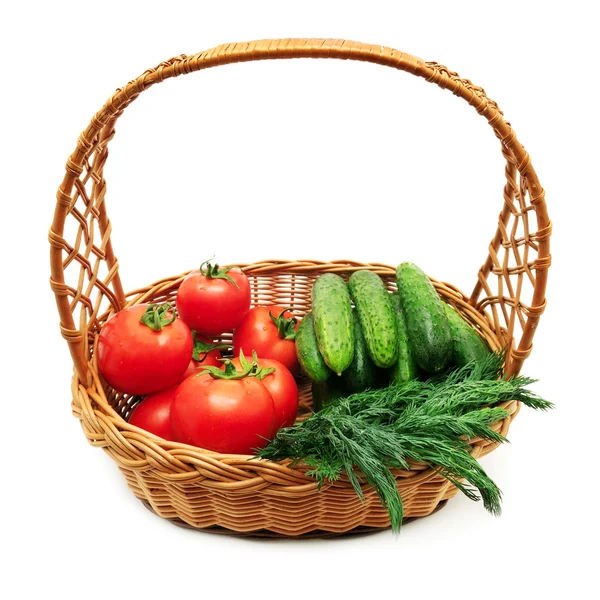 Tomates e pepinos em uma cesta — Fotografia de Stock