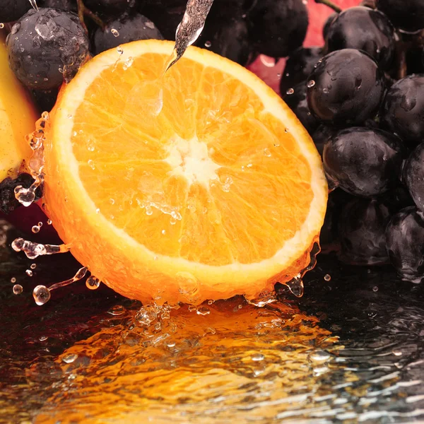 Puur fruit in een spray van water — Stockfoto