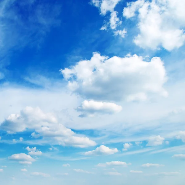 Górzysty teren i błękitne niebo — Zdjęcie stockowe