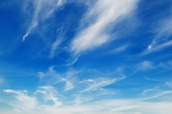 Terreno montanhoso e céu azul — Fotografia de Stock