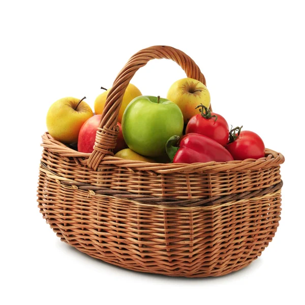 Obst und Gemüse im Korb — Stockfoto