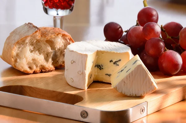 Zátiší s modrým sýrem, hroznů a chléb. — Stock fotografie