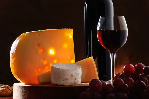 Натюрморт з сиром, виноградом та вином — стокове фото