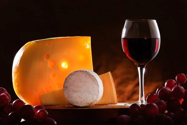 Stillleben mit Käse, Trauben und Wein. — Stockfoto