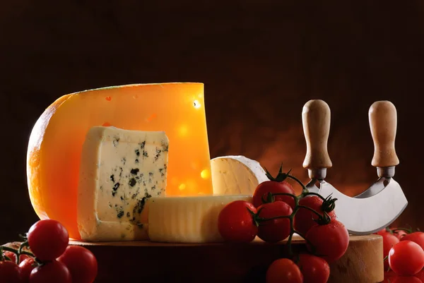 Stillleben mit Käse und Tomaten — Stockfoto