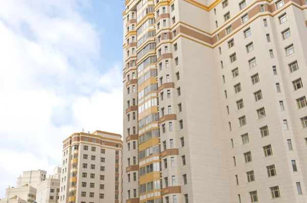 Die Fassade eines modernen Gebäudes — Stockfoto