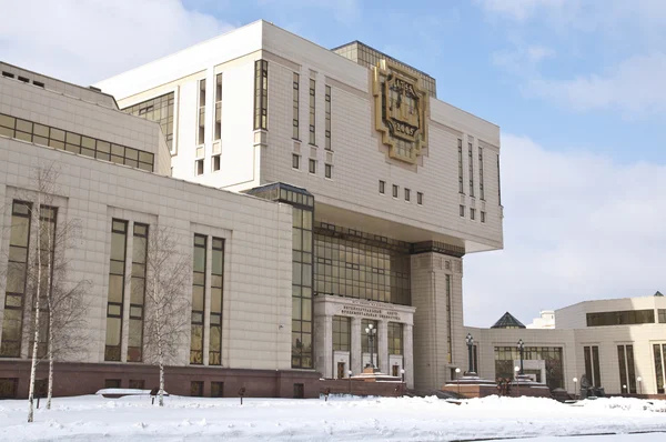 Une bibliothèque moderne — Photo