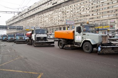 Şehirdeki karları temizleyin. Otoyolu temizliyorum.