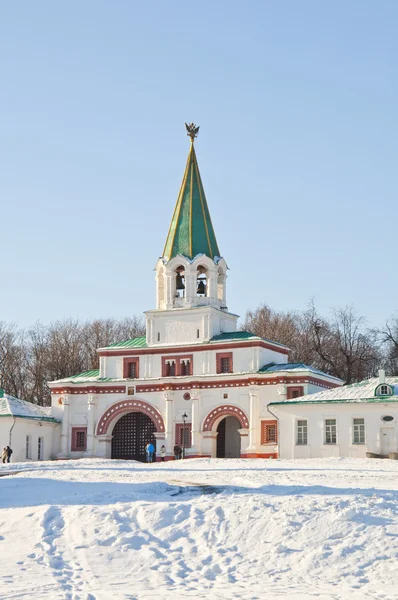Antiguas puertas rusas con torre —  Fotos de Stock