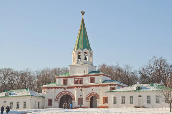 Oude Russische poorten met toren — Stockfoto