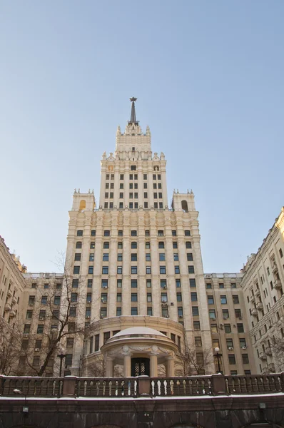 El famoso rascacielos es un símbolo de Moscú soviético — Foto de Stock