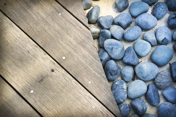 Pedras azuis pranchas de madeira fundo — Fotografia de Stock