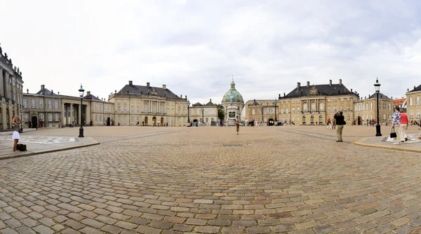 Turystów Pałac amalienborg Kopenhaga dania — Zdjęcie stockowe