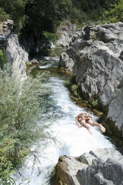Potápění do riskantní river rapids — Stock fotografie