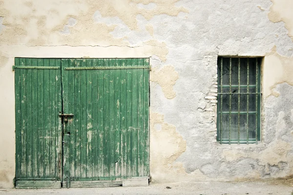 Παλαιόν Ιστορικόν τοίχο ξύλινη πόρτα — Φωτογραφία Αρχείου