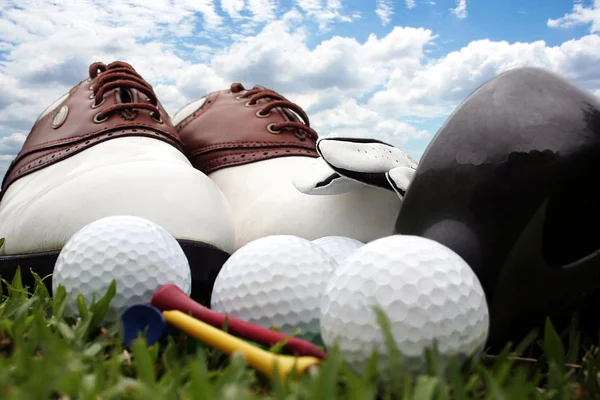 Närbild av golfskor och andra Golftillbehör — Stockfoto