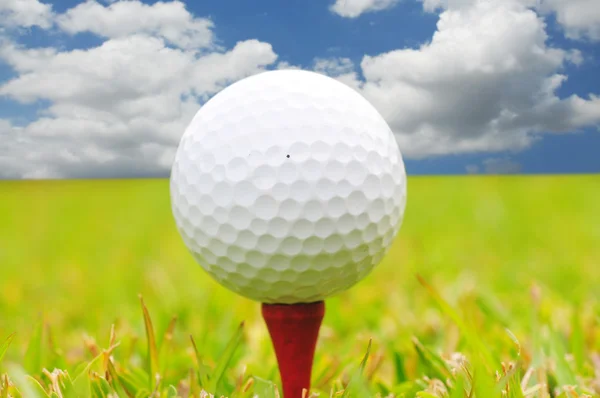 Golflabda és az ég — Stock Fotó