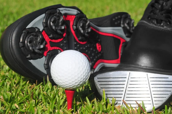 Sapatos de golfe e bola — Fotografia de Stock