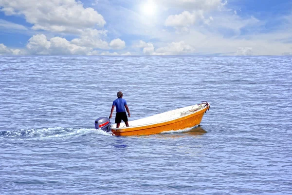 Fiskare på en båt — Stockfoto