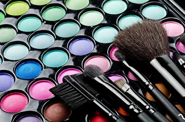 Multi colorido make-up e escovas — Fotografia de Stock