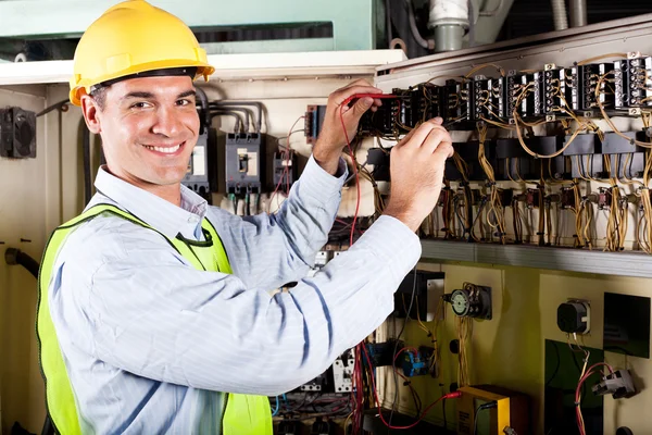 Eletricista trabalhando na máquina industrial — Fotografia de Stock