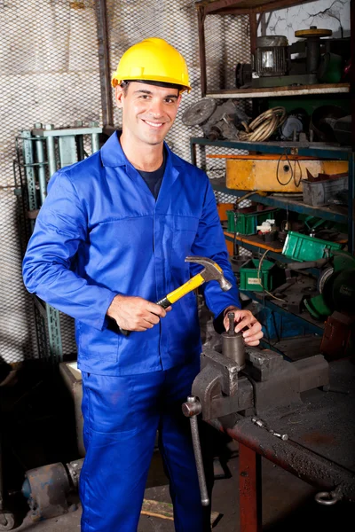 Trabajador de cuello azul trabajando en taller —  Fotos de Stock