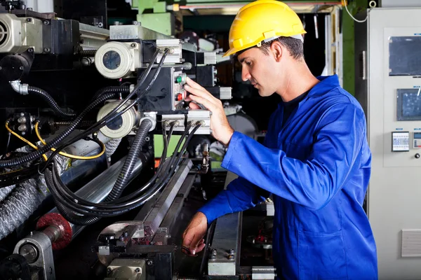 Operador que opera imprenta industrial — Foto de Stock