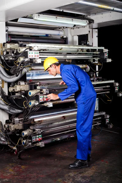 Drucker, der industrielle Druckmaschine bedient — Stockfoto