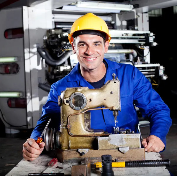 Mécanicien réparation industrielle machine à coudre — Photo