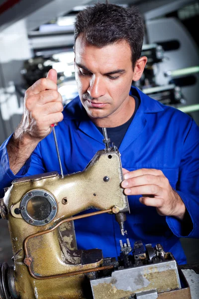 Mécanicien réparation industrielle machine à coudre — Photo