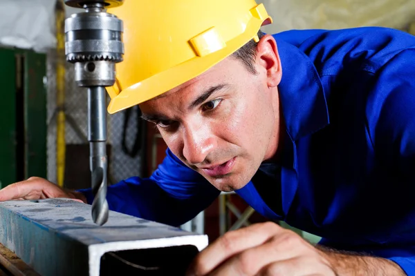 Metalen werknemer met behulp van drillpress — Stockfoto