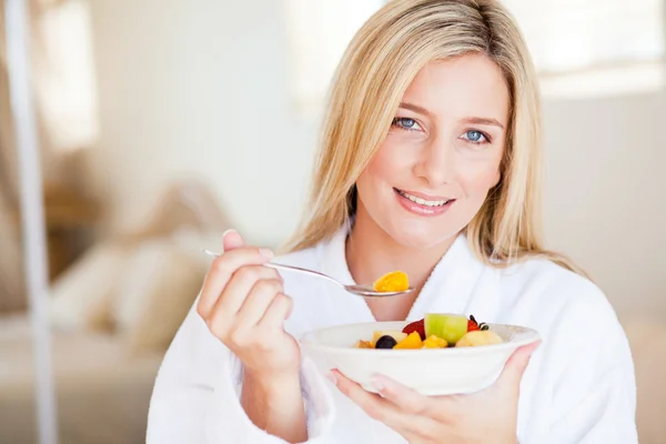 Young woman eating healthy breakfast — Stock Photo, Image