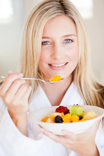 サラダを食べて健康的な女性 — ストック写真