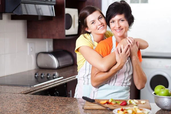Mor och dotter i köket — Stockfoto