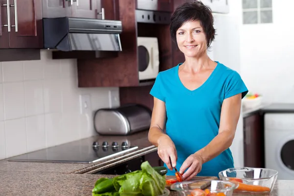 Mellersta åldern kvinnan matlagning — Stockfoto
