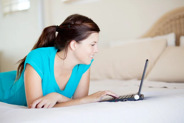 Adolescente chica usando laptop — Foto de Stock