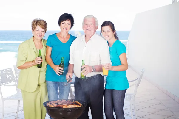 Familjen barbeque — Stockfoto