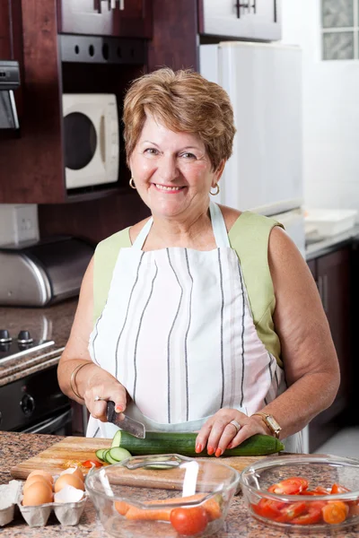 Mutlu kadın kıdemli pişirme — Stok fotoğraf