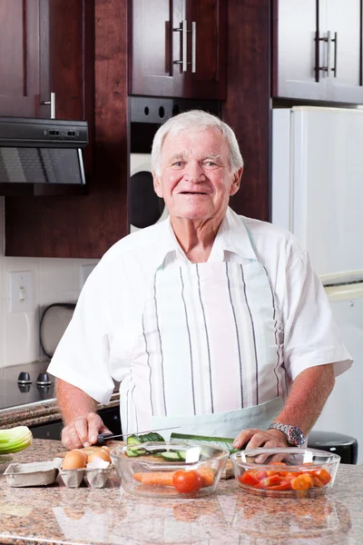 Senior mens koken — Stockfoto