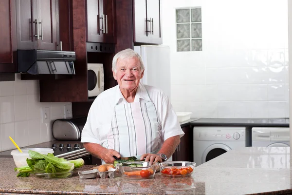 Starší muž, příprava jídla — Stock fotografie