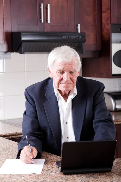 Senior man internetbankieren — Stockfoto