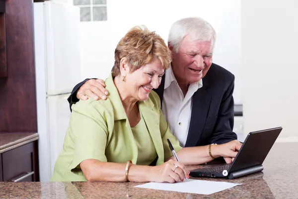 Glückliches Senior-Paar überprüft Bankguthaben — Stockfoto