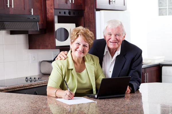 Glückliches Seniorenpaar zu Hause — Stockfoto