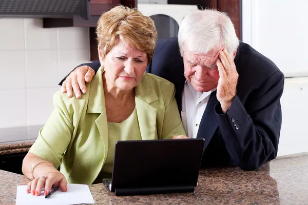 Unhappy senior couple worrying about expenses — Stock Photo, Image